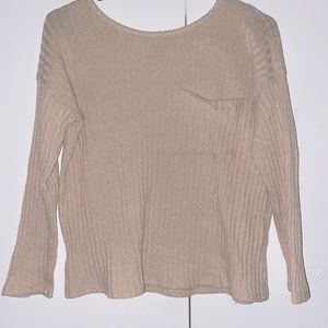 Cream color crop top really cute! 🙊